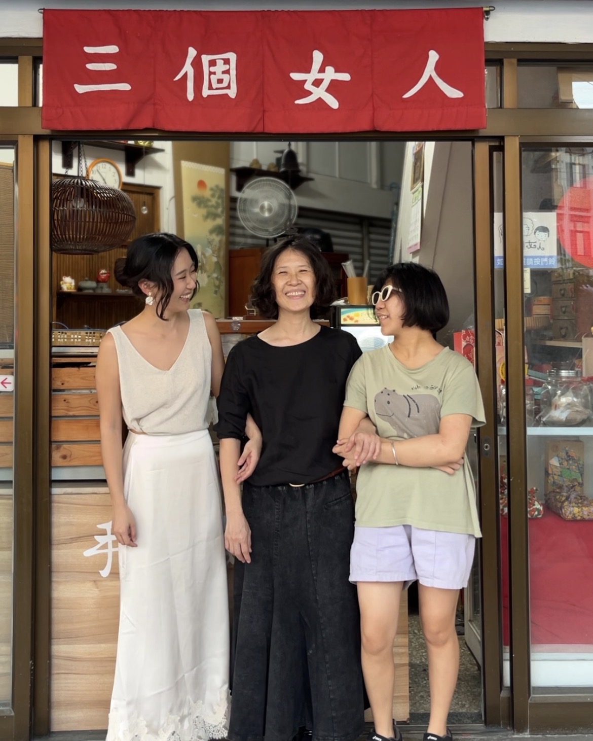 三個女人烘焙坊 店門口合照